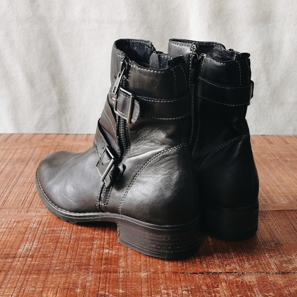 Town Shoes Black Leather Zippered Boots - Picture 2 of 5
